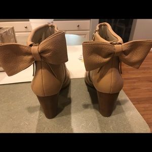 Kate Spade Tan Booties with bow on the back 😍